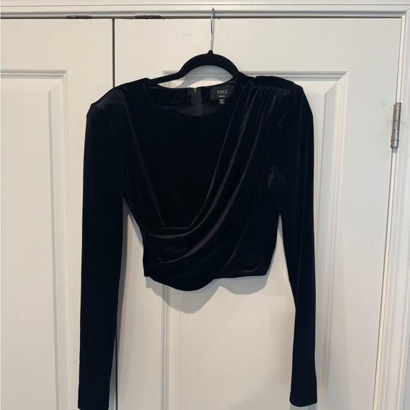 Vici Right This Way Surplice Velvet Top- BLACK size S - Picture 4 of 4